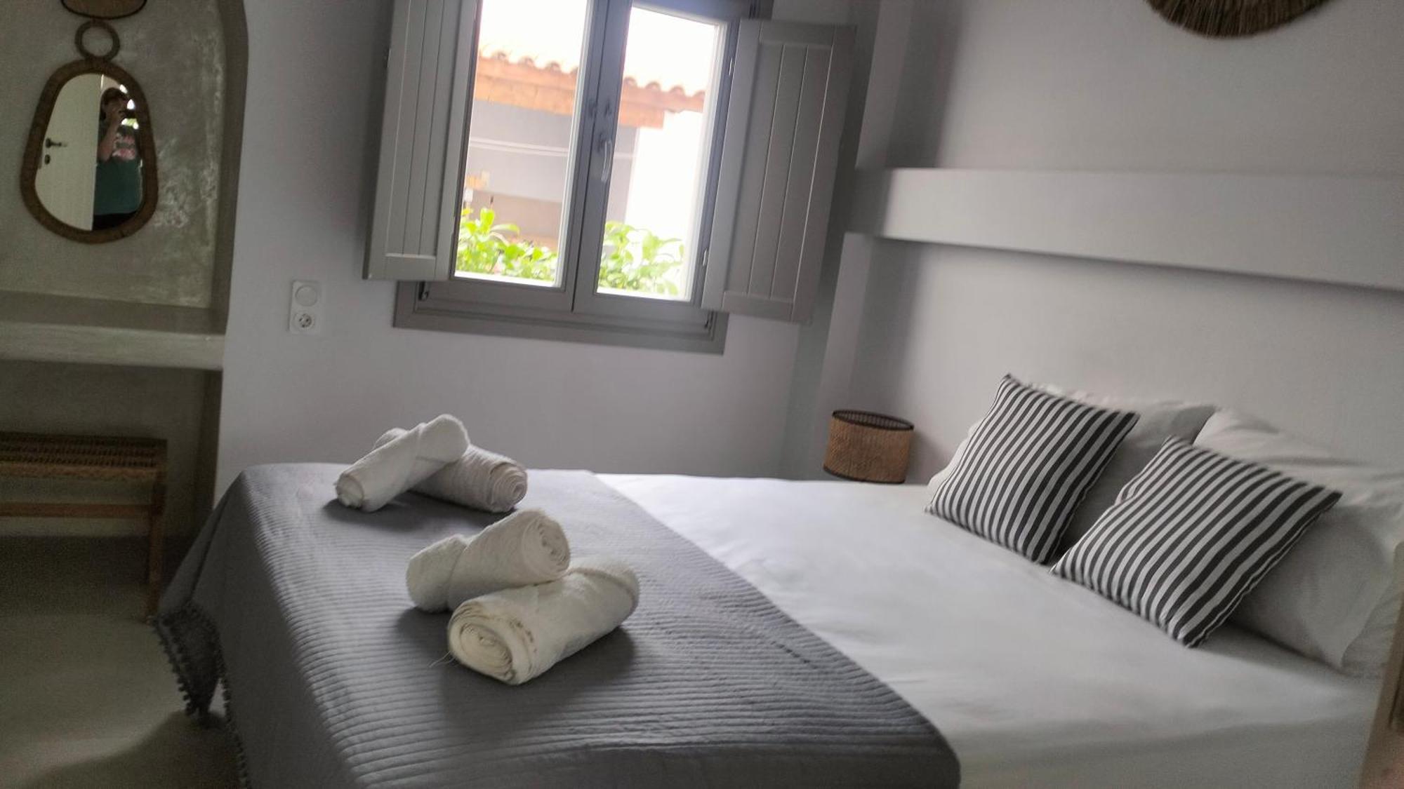 Апартаменти Θέαστρον - Theastron House With Great View In Chora Pera Gyalos Екстер'єр фото