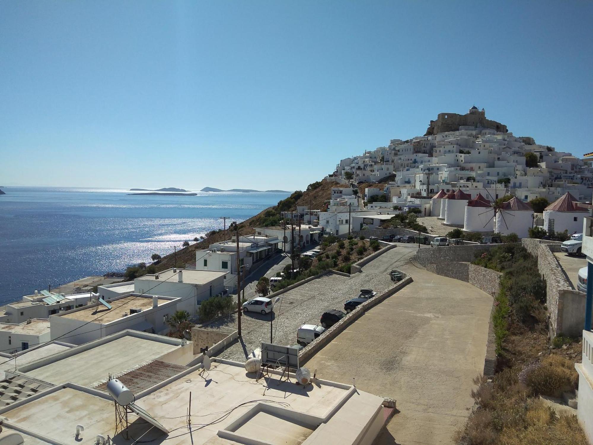 Апартаменти Θέαστρον - Theastron House With Great View In Chora Pera Gyalos Екстер'єр фото